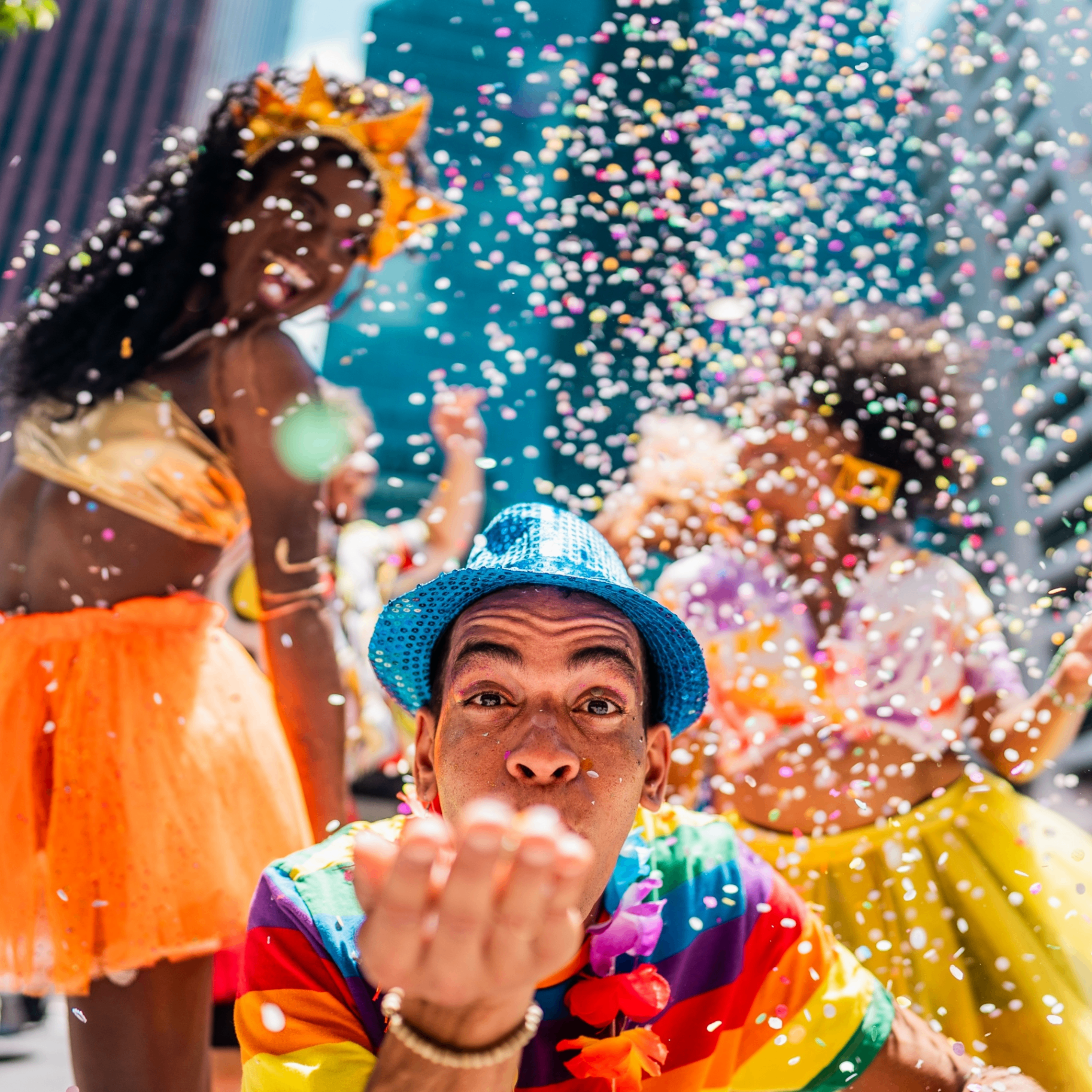 Fêtards costumés couverts de confettis lors d'un défilé de carnaval
